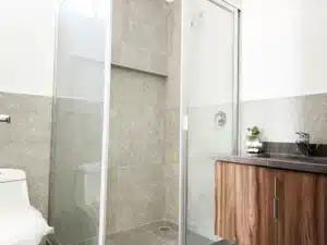 Duero Residencial la casa cuenta con 3 baños completo muy amplios y con luz natural