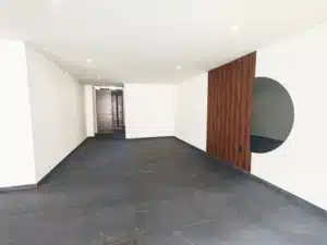 recibidor con vista al jardín