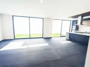 comedor y cocina muy amplias con hermosa vista al jardín