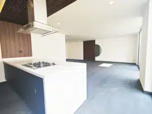 cocina integral equipada y con barra de granito blanco