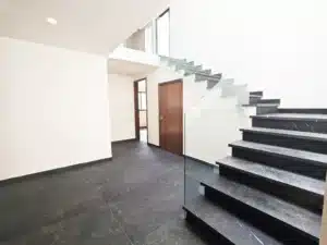 escaleras amplias con cristal templado