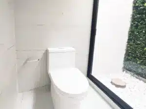 baño completo con vista al jardín