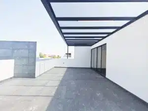 amplio roof garden con pergolado