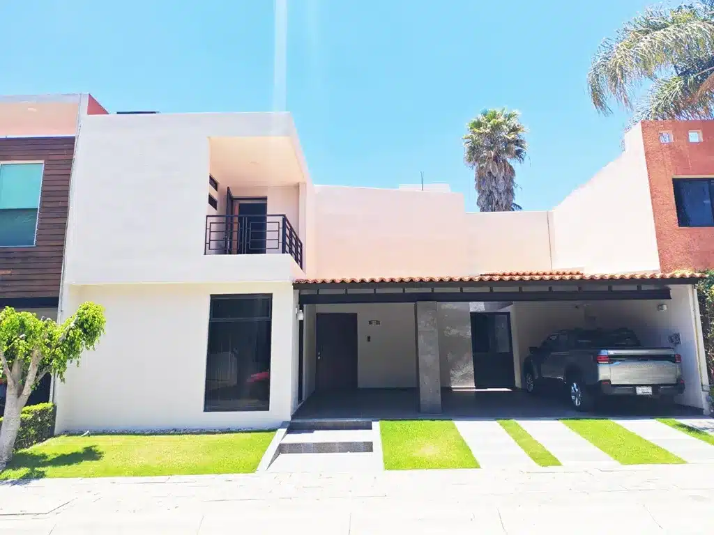 casa de uso aún costado de la recta cholula