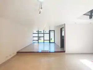 hermosa sala comedor con vista al jardín