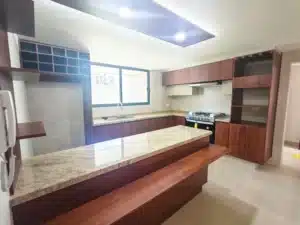 cocina integral con barra de granito