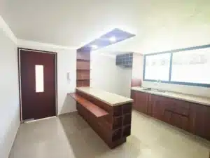 cocina integral equipada y con isla de granito