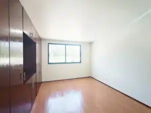 recamaras amplias con closet y pisos de madera