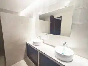 baño principal con doble lavamanos