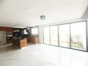 Angelópolis Parque Colima 12 comedor muy amplio con vista al jardpin y a la cocina