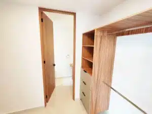 vestidor en recamara muy amplio