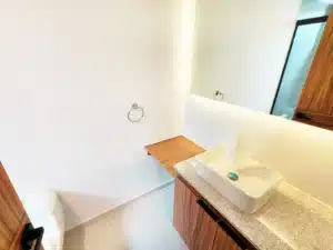 baños completos con terminados de lujo y barra de mármol