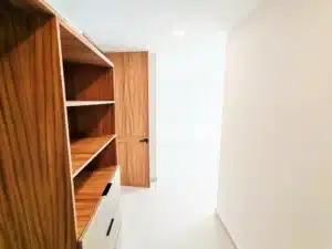 La Vid 48 vestidor con muebles de madera y mucha luz natural