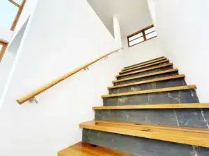 Finca Las Memorias 18 escaleras amplias de madera