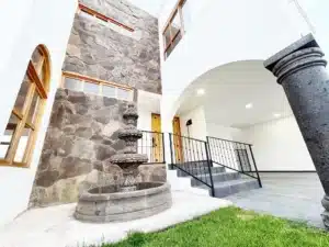 Finca Las Memorias 18 casa con una fuente decorativa en el jardín con vista a la sala