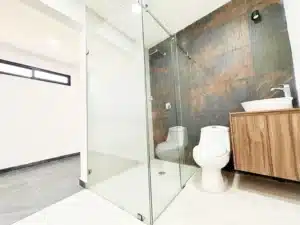 Finca Las Memorias 30 baño con cancel de cristal templado en todas las recamaras
