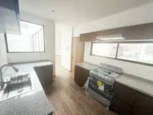 Magenta Residencial magenta cocina integral con barra de granito y equipada