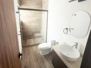 Magenta Residencial casa con amplios baños y terminados de lujo