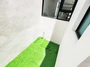 patio trasero con pasto sintético