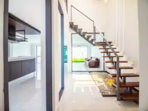 hermoso recibidor con gran iluminación