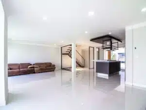 sala y comedor con vista al jardín