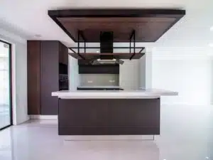 cocina integral equipada con isla y barra de granito