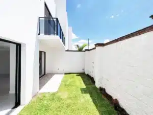 casa con jardín muy amplio