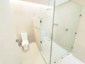 baños con terminados en mármol y cristal templado