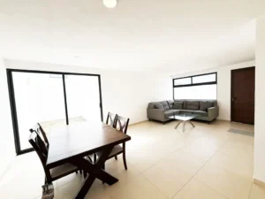 amplia sala, comedor con ventanales