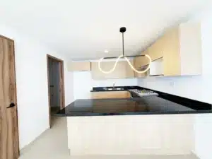 cocina integral abierta con barra de granito