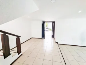 hermoso hall con vista al jardín