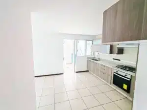 cocina integral equipada con vista al jardín