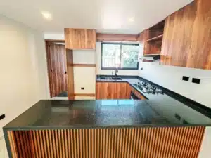 hermosa cocina integral de diseñador con barra de granito