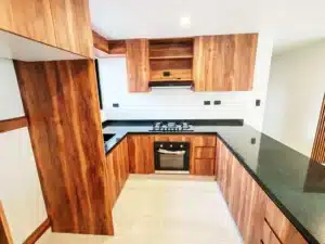 amplia cocina integral abierta equipada de lujo
