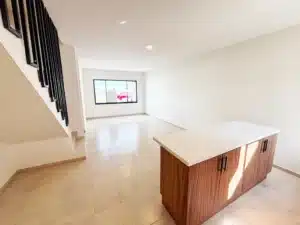 cocina integral abierta con isla de granito