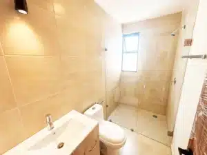 baños con terminados de lujo y cristal templado