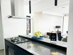 La Paz 89 hermosa cocina integral abierta con barra de granito