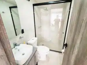 La Paz 89 baños con cancel de cristal templado