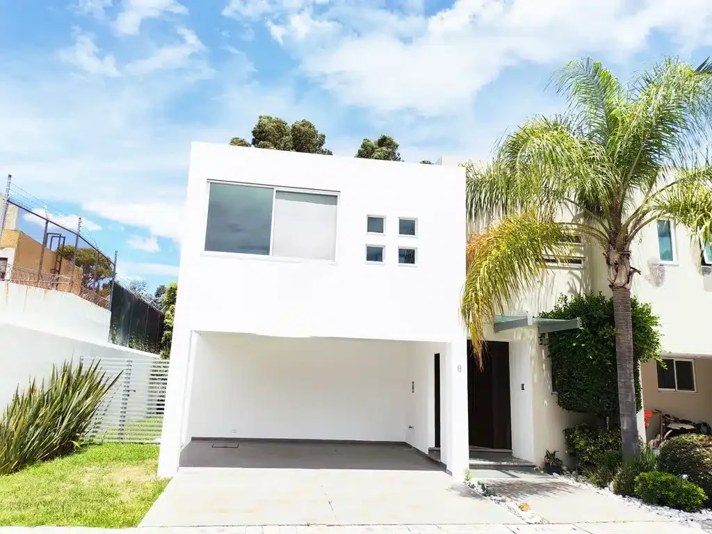 hermosa casa de uso en residencial Quetzalcóatl sobre la lateral recta cholula